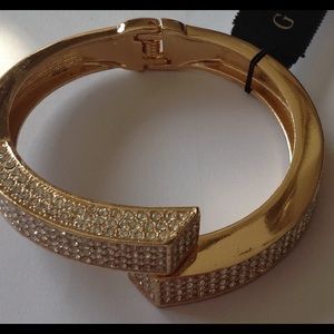 NWT Guess gold metal-rhinestone overlapping bangle